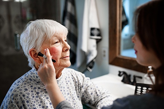 Московских пенсионеров пригласили на курсы по макияжу