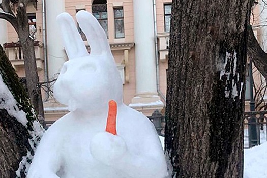Москвичи украшают город снеговиками в форме зайцев и уток