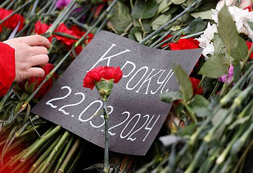Музыканты «Пикника» возложили цветы к стихийному мемориалу у «Крокуса»