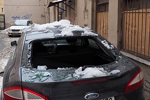 На какие выплаты могут рассчитывать автомобилисты, если на машину упал снег