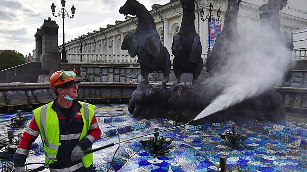 На Манежной площади началась промывка фонтанного комплекса