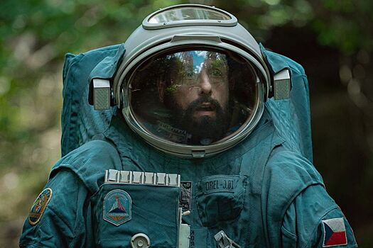 На Netflix вышел «Космонавт» с Адамом Сэндлером от режиссера «Чернобыля»