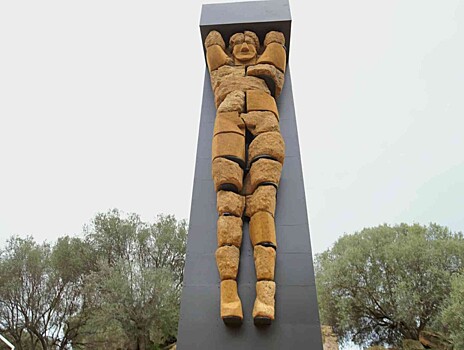 На Сицилии восстановили двенадцатиметровую статую атланта у храма Зевса