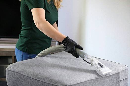 Назван неожиданный способ очистить диван от пятен без разводов