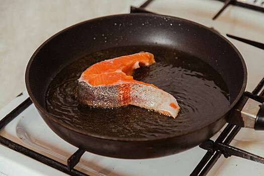 Назван способ избавиться от запаха жареной рыбы на кухне
