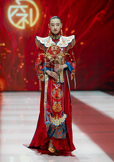 Неделя моды в Пекине осень-зима 2024: традиционность и воздушность7