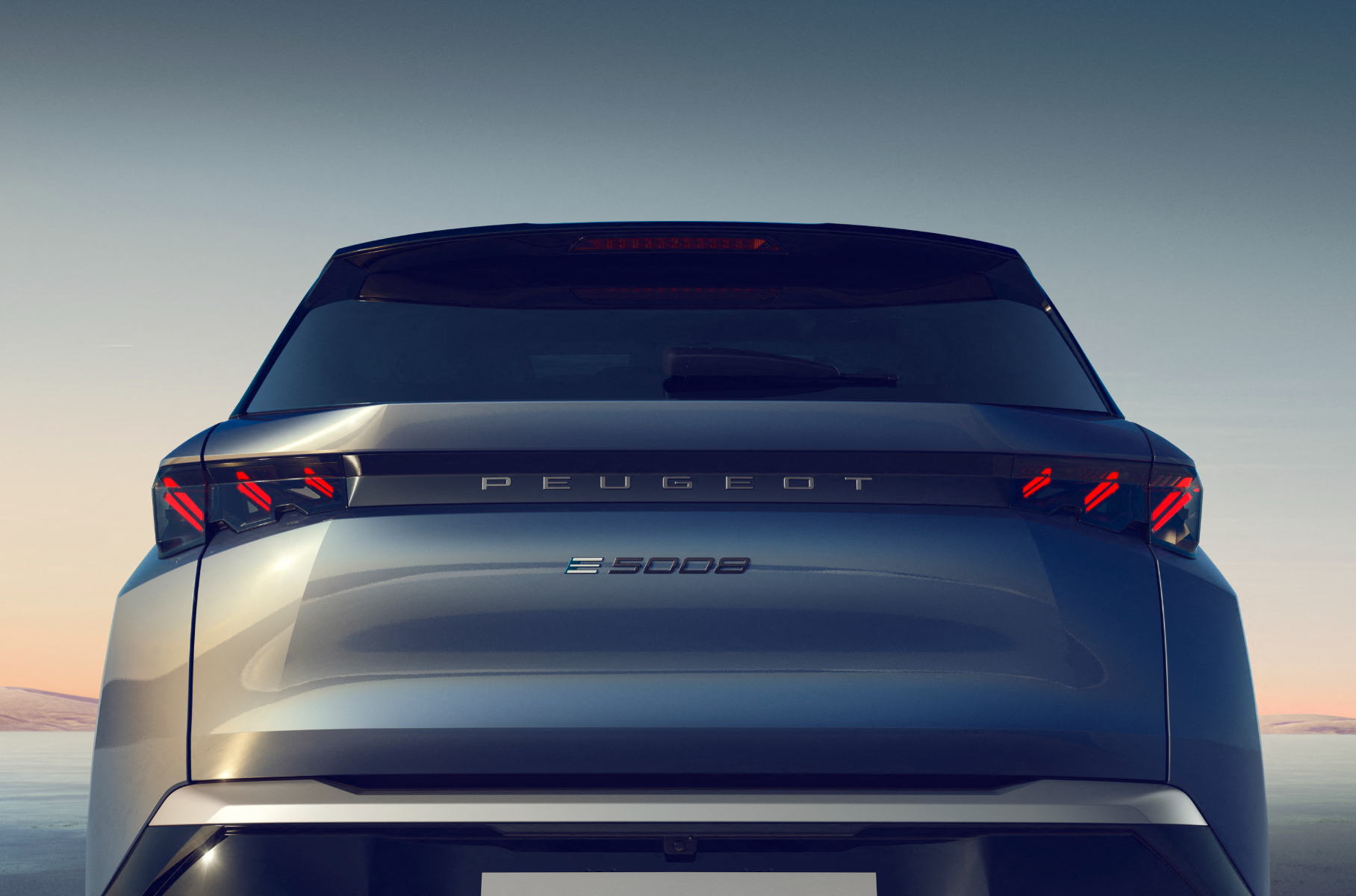 Новый Peugeot E-5008 бросит вызов Tesla Model Y4