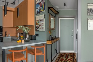 Оранжевая кухня и постеры из журнала СССР: маленькая квартира 35 кв. м для молодого инженера (фото до и после ремонта)0