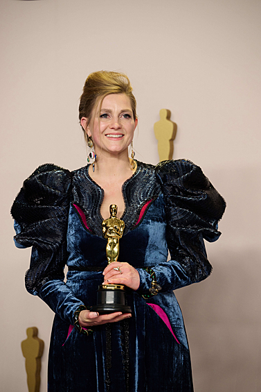 Холли Уоддингтон позирует с «Оскаром» за дизайн костюмов для фильма «Бедные-несчастные»