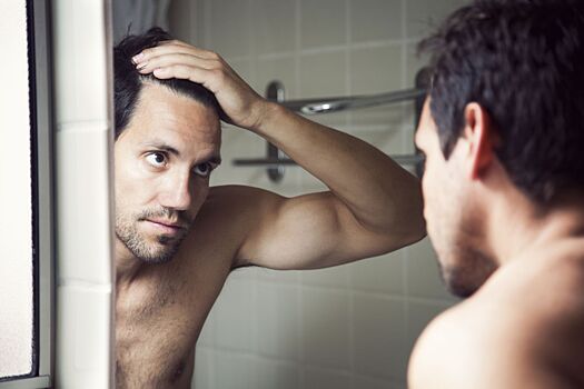 Останавливает выпадение и ускоряет рост волос: эксперт назвал простое домашнее средство