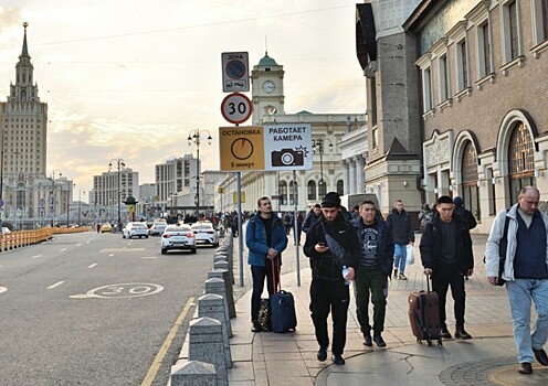 «Паника и страх». Мигранты после теракта в «Крокусе» массово покидают РФ