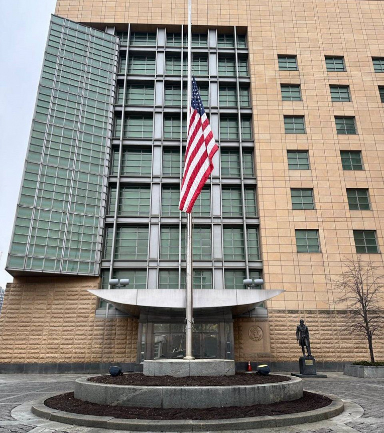 Посольство США в Москве приспустило флаг1