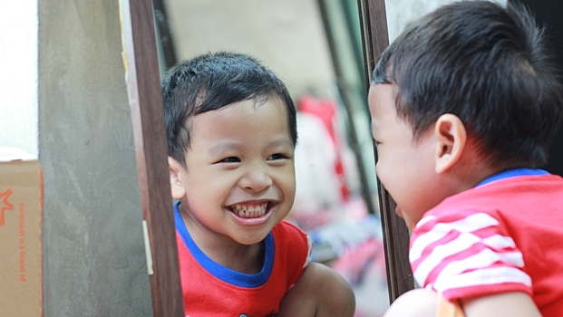 Психологи: дети впервые узнают себя в зеркале благодаря осязанию