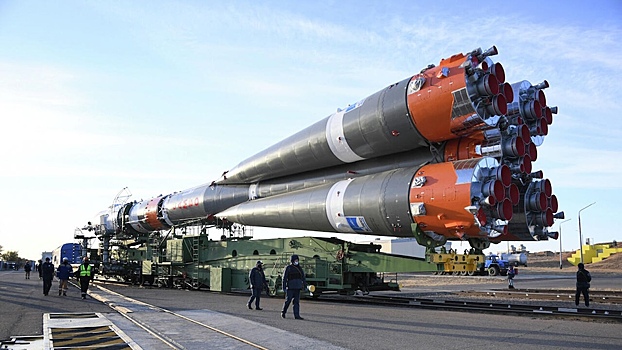 Ракету «Союз» с пилотируемым кораблем вывезли на стартовый стол Байконура