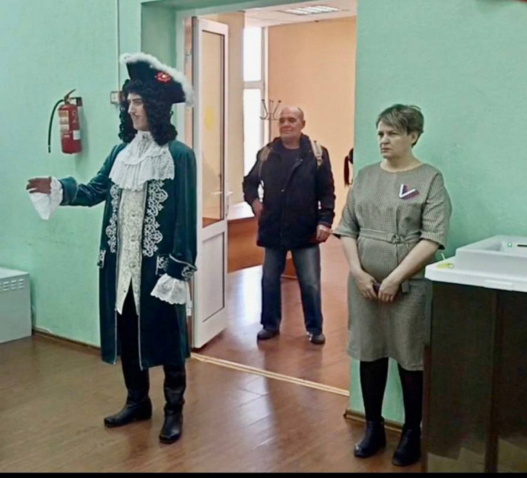 Россиянка пришла на выборы в костюме Чебурашки1