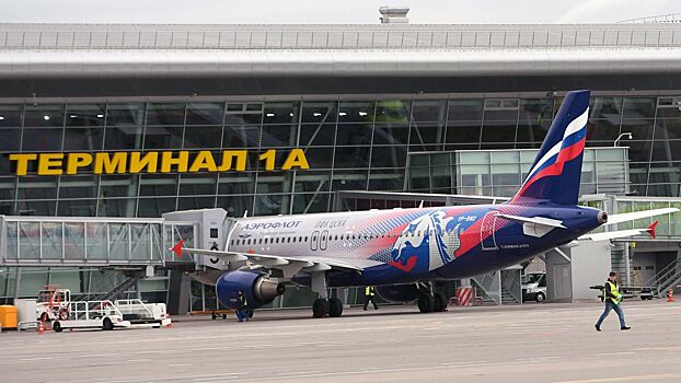 Российский самолет экстренно сел в Казани из-за трещины в лобовом стекле