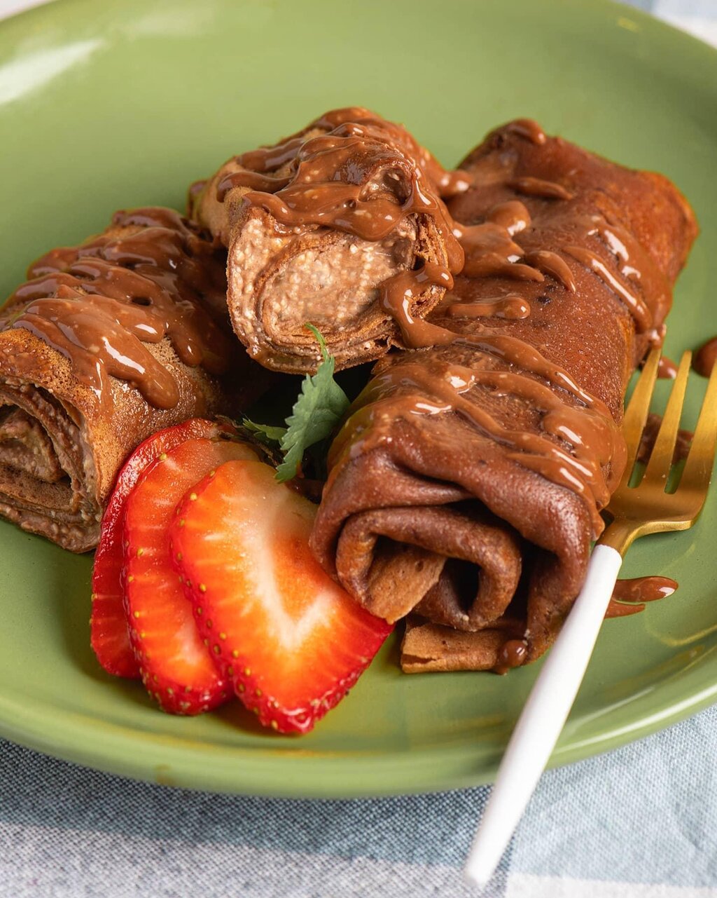 Шоколадные блинчики с шоколадным творожным муссом: отличный рецепт для Масленицы1