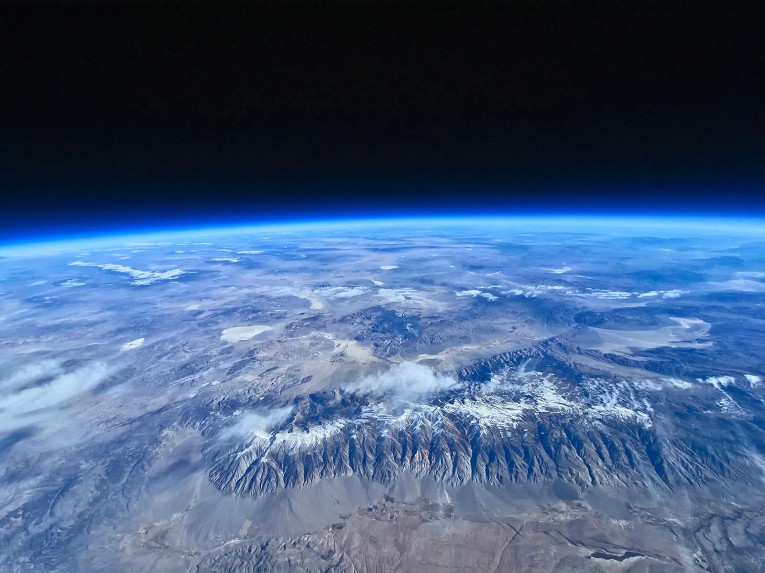 Смартфон Samsung отправили в стратосферу ради красивых фотографий Земли1