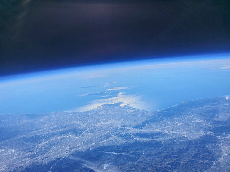 Смартфон Samsung отправили в стратосферу ради красивых фотографий Земли2