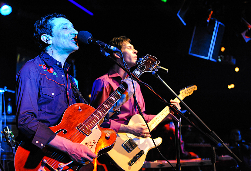 Участники группы "Браво" Евгений Хавтан и Роберт Ленц выступают на концерте в клубе "16 тонн", 2011 год