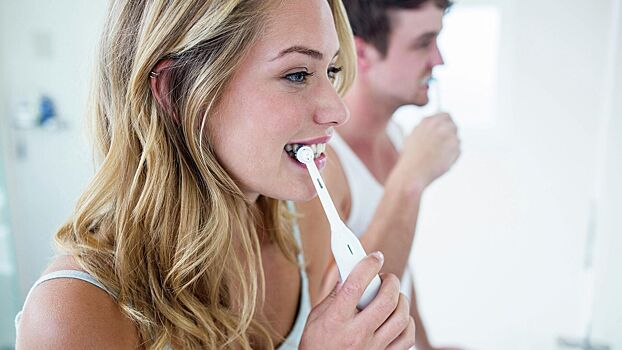 Стоматолог предупредил об опасности использования зубных порошков