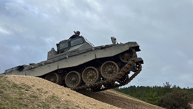 Танк Challenger 2 увяз в грязи во время визита британских журналистов