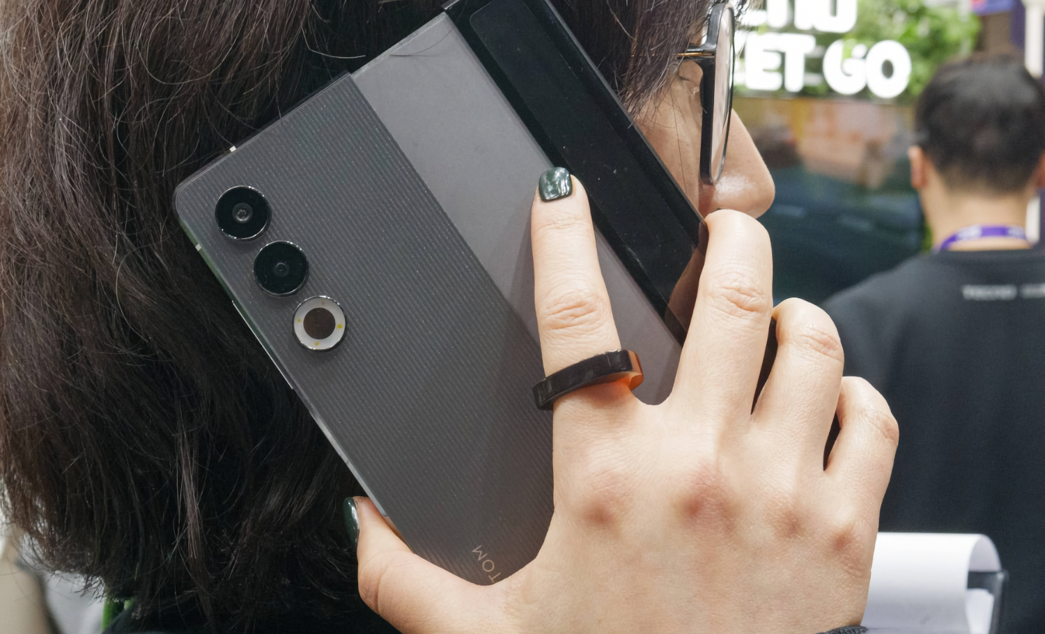 Tecno привезла на MWC 2024 и дала потрогать всем желающим свой прорывной смартфон с растягивающимся экраном1