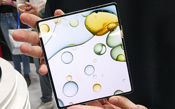Tecno представила на MWC 2024 смартфон с растягивающимся экраном