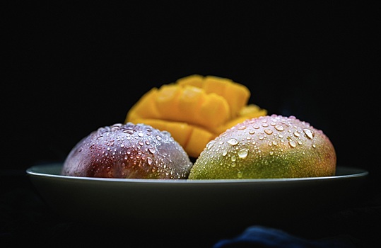Туристы удивлены желанию жителей Таиланда съесть все манго самостоятельно