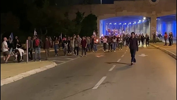 Тысячи протестующих собрались у здания парламента в Иерусалиме