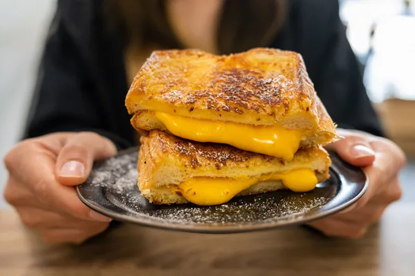 Ученый объяснил, почему плавленый сыр нам кажется таким вкусным1
