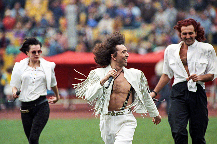 Певец Валерий Леонтьев во время выступления на Большой спортивной арене Центрального стадиона имени В.И.Ленина, 1992 год
