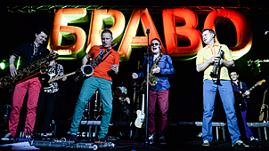Участники группы "Браво" выступают на концерте в честь 30-летия коллектива в Главклубе в Москве, 2014 год