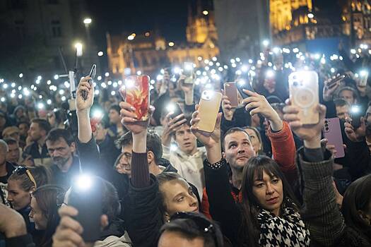 В Будапеште тысячи людей вышли на улицы и потребовали отставки Орбана