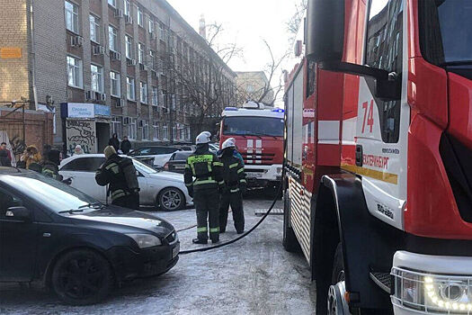 В Екатеринбурге 30 человек оказались в горящем здании в центре города