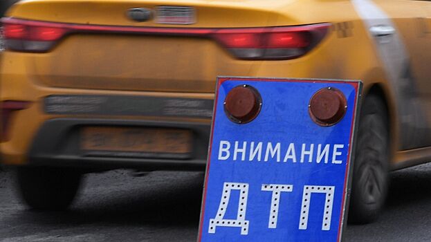 Массовая авария с фурами парализовала движение на трассе в Красноярском крае