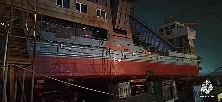 В Крыму на судостроительном заводе загорелся корабль
