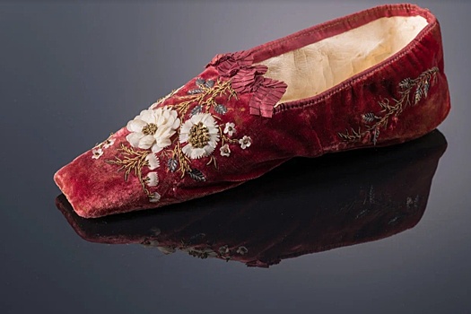 В Москве покажут женские туфли XIX века с аппликацией из рыбьей чешуи