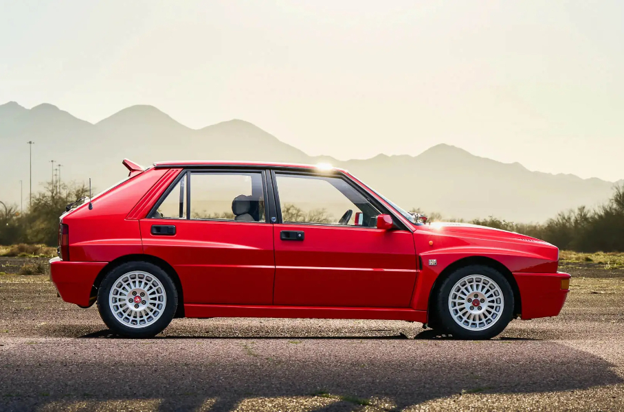 В продаже появилась Lancia Delta Integrale шеф-дизайнера Stellantis1