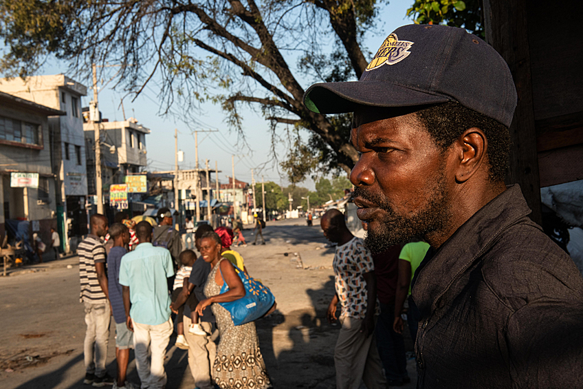 Люди собираются вокруг тюрьмы в Порт-о-Пренсе, Гаити