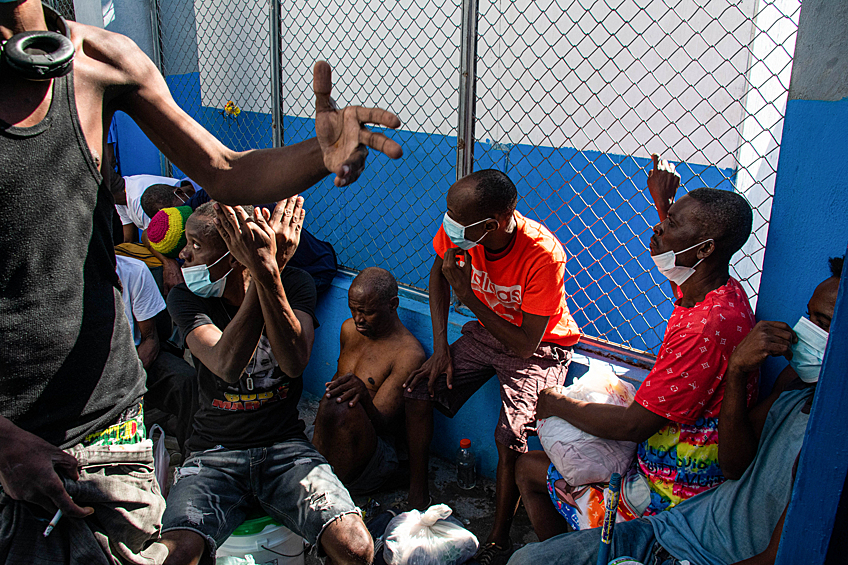 Заключенные национальной тюрьмы Гаити после нападения вооруженных банд в Порт-о-Пренсе