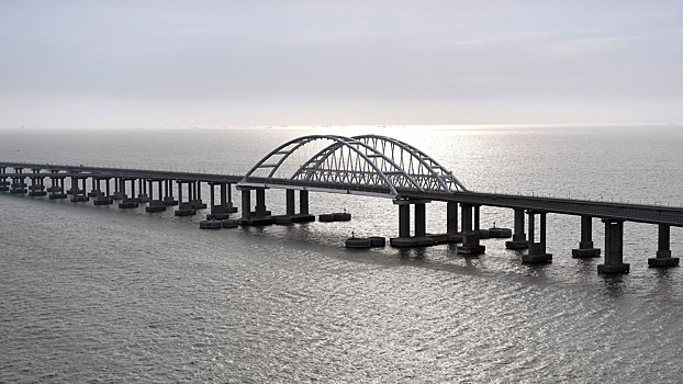 Возле Крымского моста остановлено несколько поездов