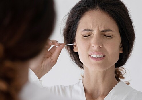 Врач назвала самые опасные предметы для чистки ушей