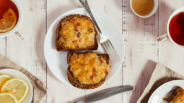 Чем опасны бутерброды с маслом и сыром на завтрак