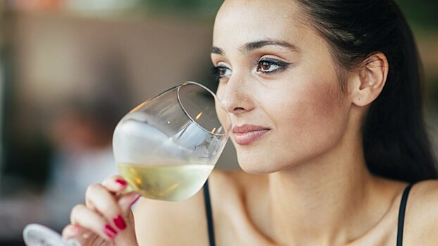 Исследование: один бокал вина в день повышает вероятность развития рака молочной железы
