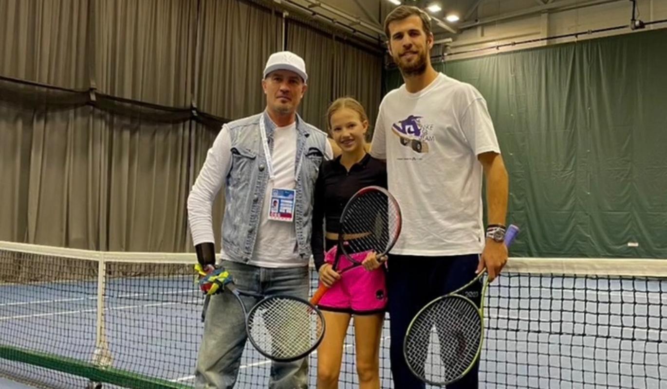 Роман Костомаров сыграл в большой теннис с дочерью и Кареном Хачановым