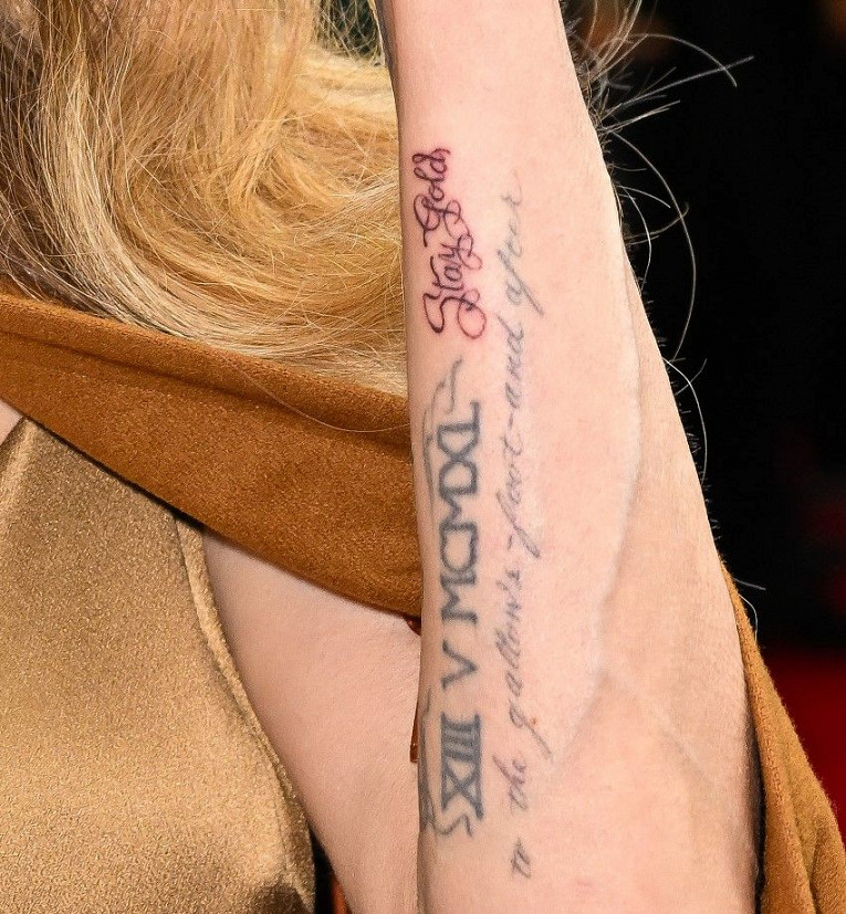 48-летняя Анджелина Джоли показала новую татуировку1