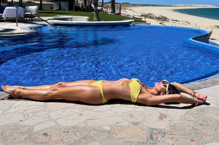 52-летняя актриса показала фигуру в бикини на фото у бассейна1