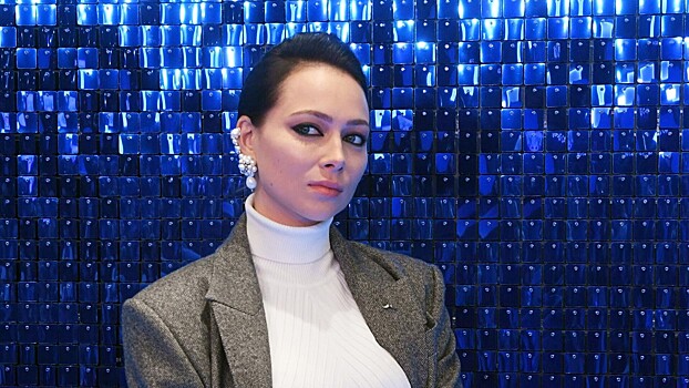 Актриса Настасья Самбурская выложила видео в прозрачном платье