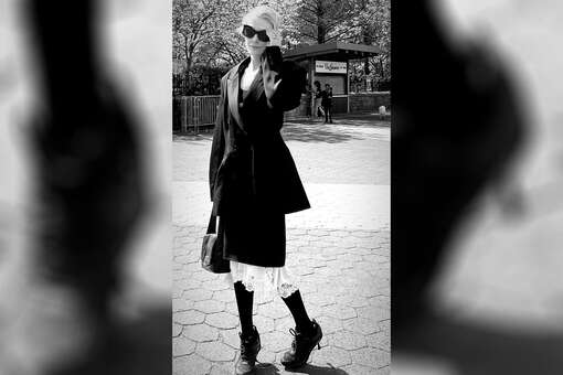 Актриса Рената Литвинова вышла на публику в кроссовках на каблуках1